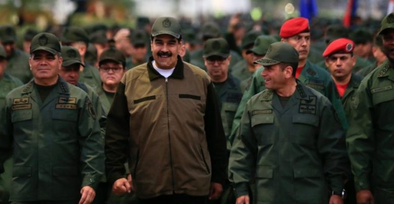 Tras intento de golpe, Maduro cambia a jefe de Policía Nacional