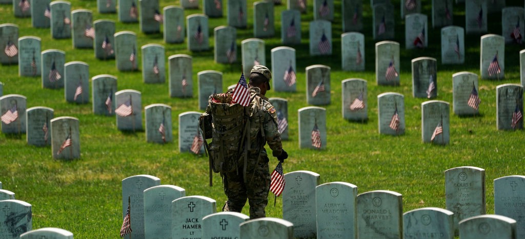 Trump rinde homenaje a soldados estadounidenses en el Día de los Caídos