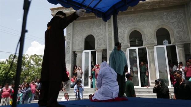 [TLMD - LV] Azotan a parejas por verse a solas sin estar casados