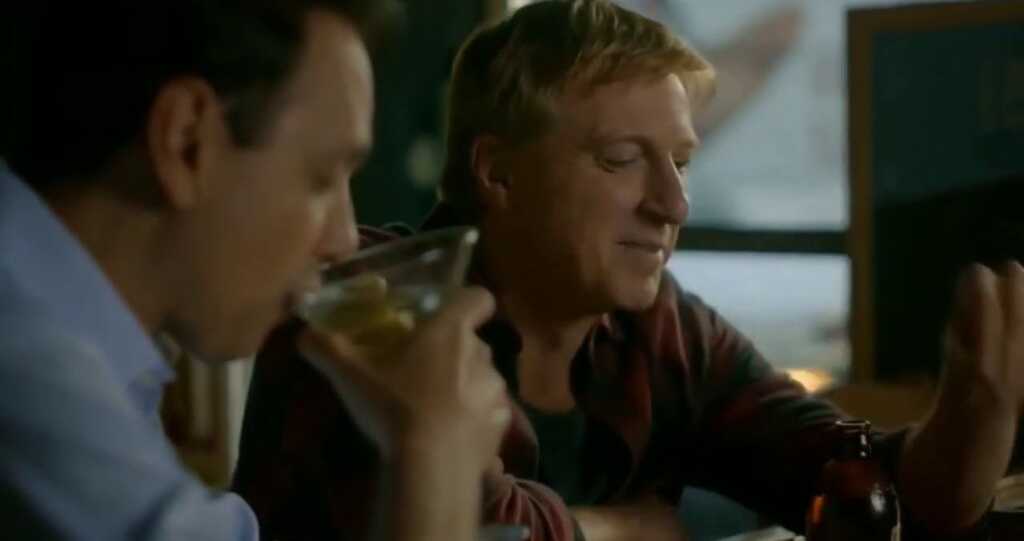 cobra kai escena en bar