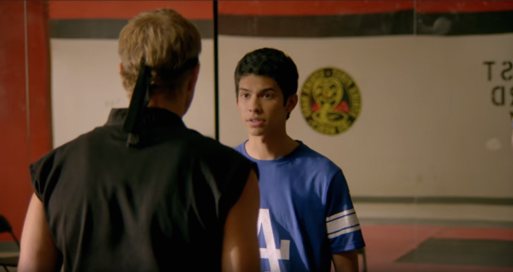 johnny enseñando y entrenando miguel en cobra kai