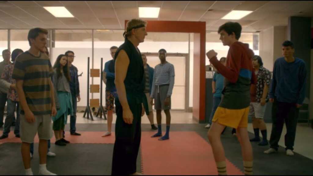 johnny entrenando a los chicos de cobra kai