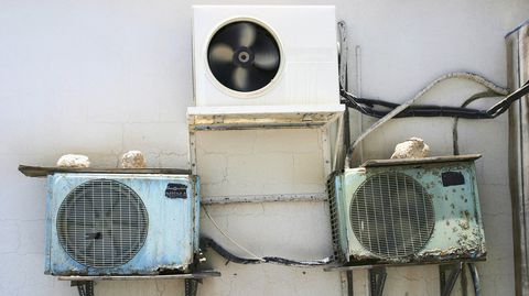 Unidades de aire acondicionado en el lateral de un edificio. Unidades de aire acondicionado en el lateral de un edificio.