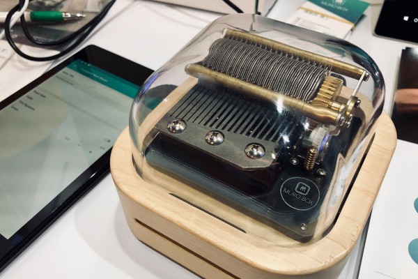 Muro es una caja de música de cilindro de estilo retro que controlas con una aplicación