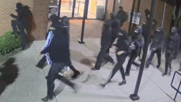 Misterio en la noche: encapuchados al ataque