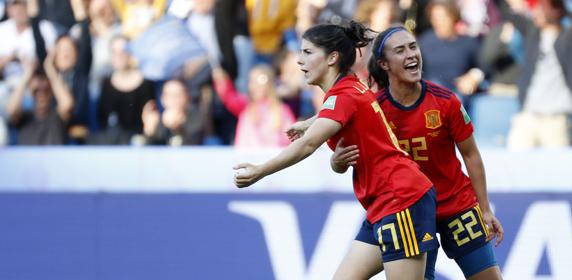 Lucía García celebra el tercer gol ante Sudáfrica