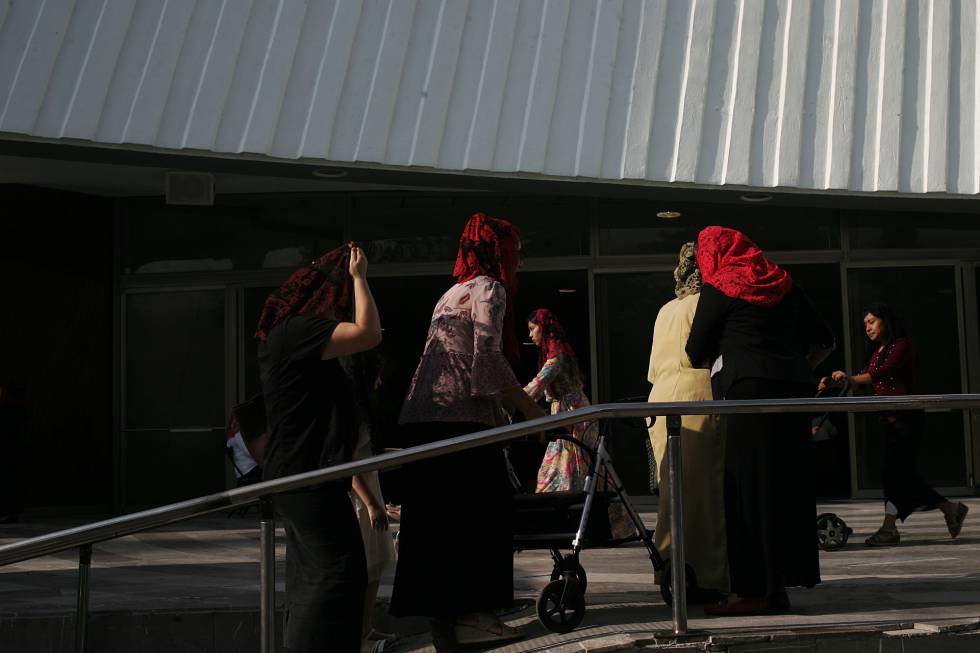 Un grupo de fieles, frente al templo de La Luz del Mundo.