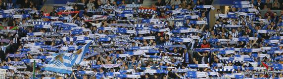 La grada de animación de la Anoeta explosiona de color en el partido ante el Rayo Vallecano