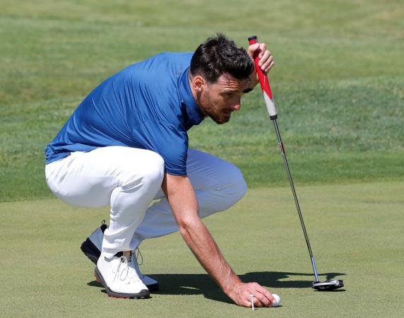 Aduriz prepara su golpeo (Pep Morata)