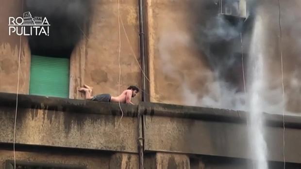 [TLMD - LV] Joven se acuesta en la cornisa para escapar de incendio