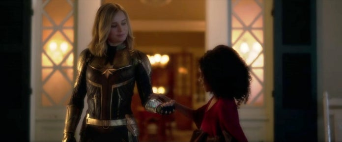 Capitán-Marvel-Traje-Negro-Oro-Ms-Marvel