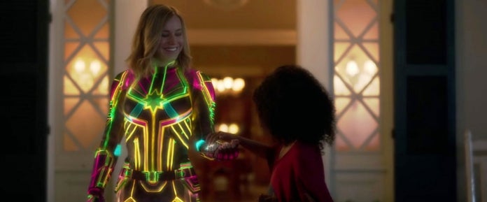 Capitán-Marvel-Traje-Neon