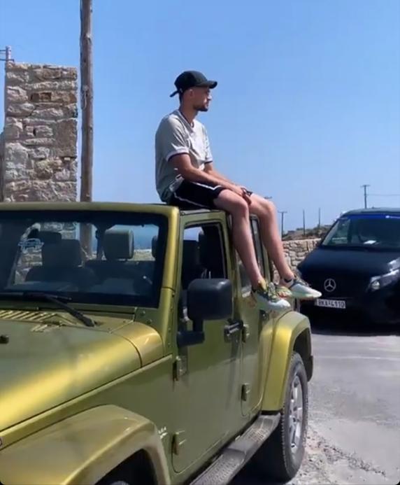 Januzaj, subido en un jeep