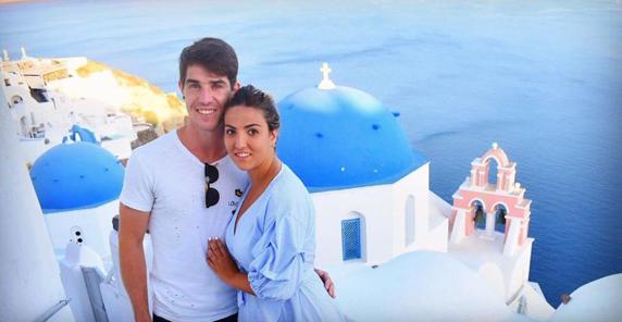 Aritz Elustondo, con su novia Idoia, en Santorini
