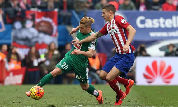 Keko Gontán pugna con Lucas Hernández.