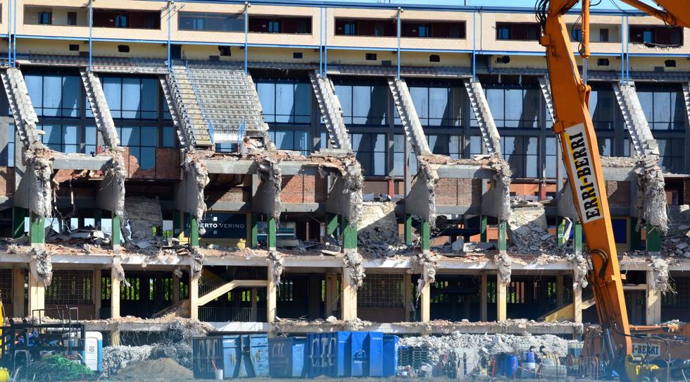 Trabajos de derribo del estadio Vicente Calderón.