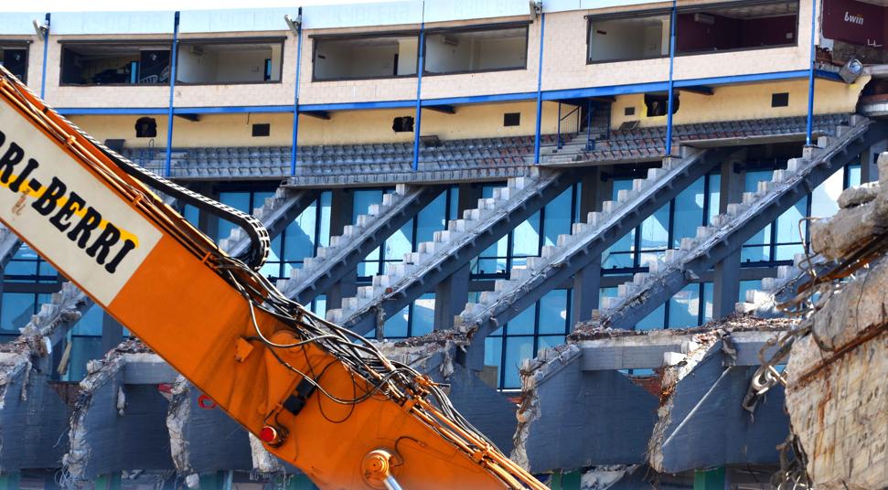 Trabajos de derribo del estadio Vicente Calderón. Trabajos de derribo del estadio Vicente Calderón.