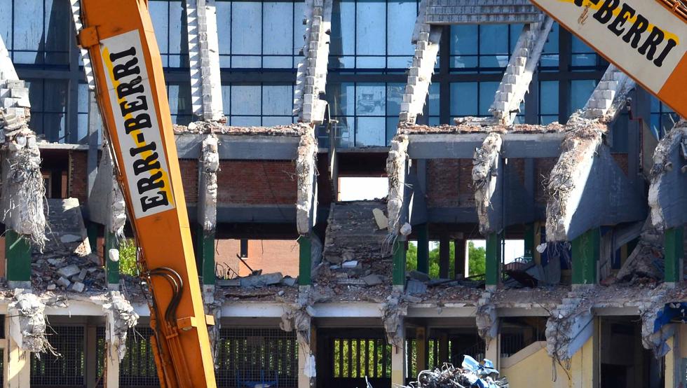 Trabajos de derribo del estadio Vicente Calderón. Trabajos de derribo del estadio Vicente Calderón.