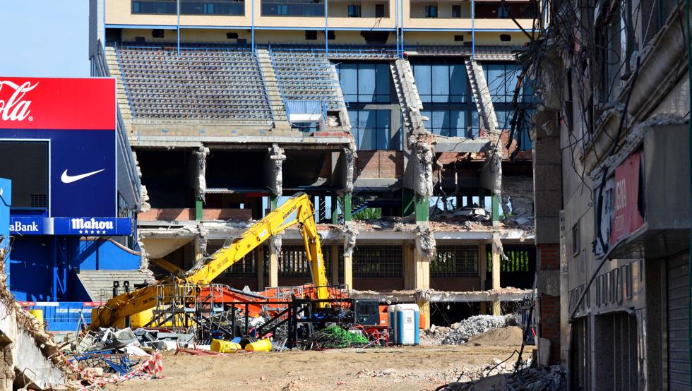Trabajos de derribo del estadio Vicente Calderón. Trabajos de derribo del estadio Vicente Calderón.