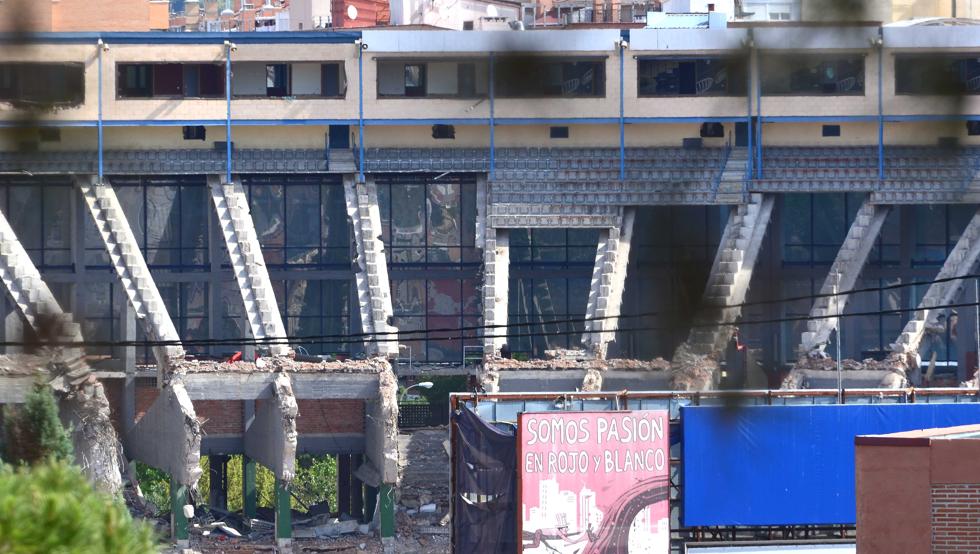 Trabajos de derribo del estadio Vicente Calderón. Trabajos de derribo del estadio Vicente Calderón.