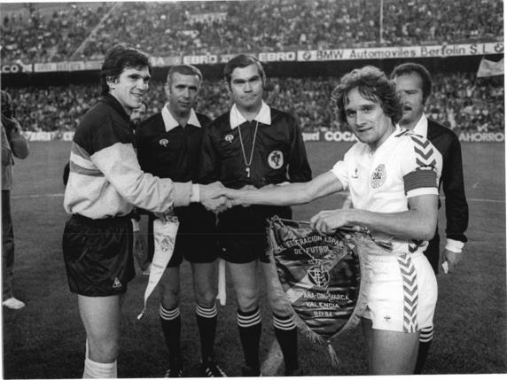 Arconada intercambia con Simonssen los banderines en el España-Dinamarca