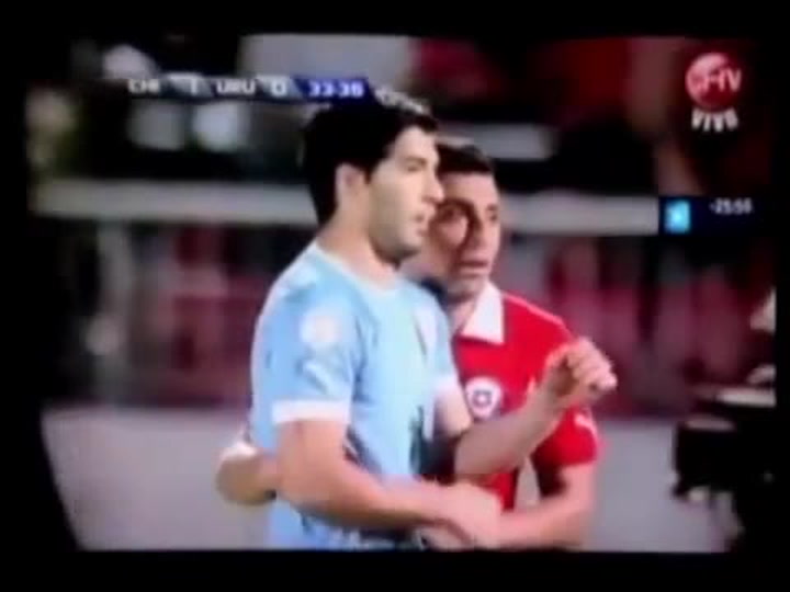 Gonzalo Jara le tocó los genitales a Luis Suárez y este le propinó un gancho