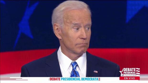 En video: Biden se salva de un manotazo en pleno debate 