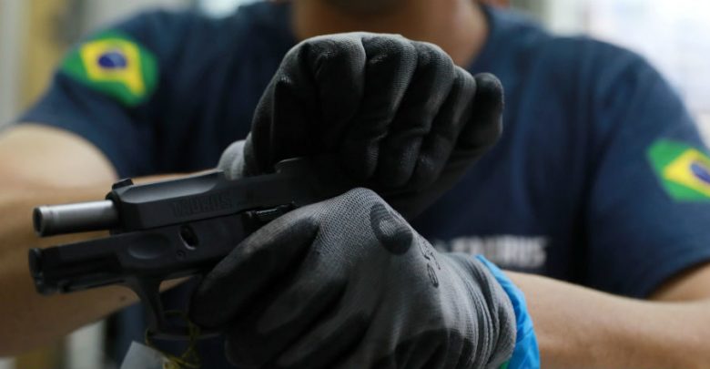 Brasil: comisión del Senado frena decreto presidencial que flexibiliza venta y portación de armas