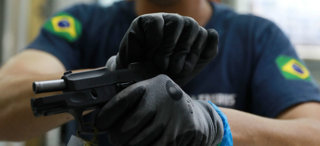 Brasil: comisión del Senado frena decreto presidencial que flexibiliza venta y portación de armas