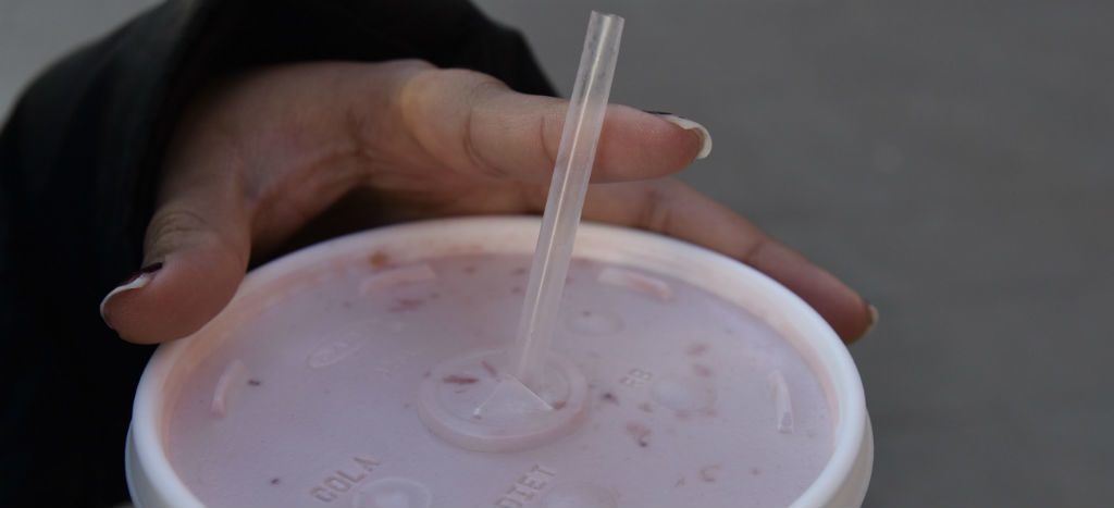 Canadá dirá adiós a las bolsas de plástico y popotes en 2021 | Video