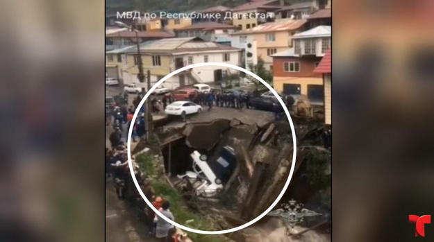 Puente colapsa y se traga vehículos en su desplome
