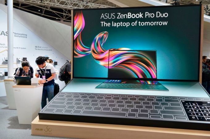 La gente visita el stand de ASUS durante Computex en el centro de exposiciones Nangang en Taipei el 28 de mayo de 2019. (Foto de Chris STOWERS / AFP) (El crédito de la foto debe leerse a CHRIS STOWERS / AFP / Getty Images)