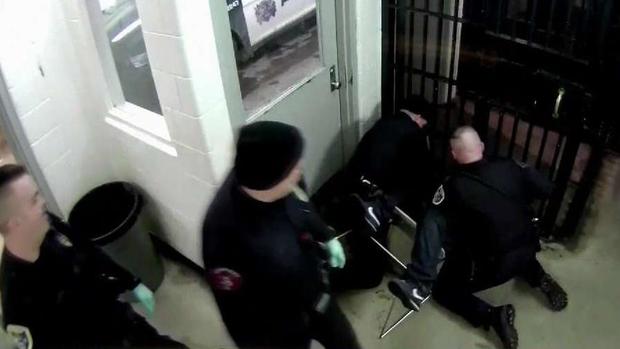 En video: reo escupe a policías y desata paliza frente a cámaras