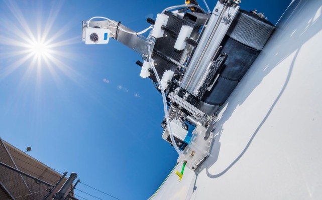 Este robot se arrastra a lo largo de las palas de los aerogeneradores en busca de defectos invisibles