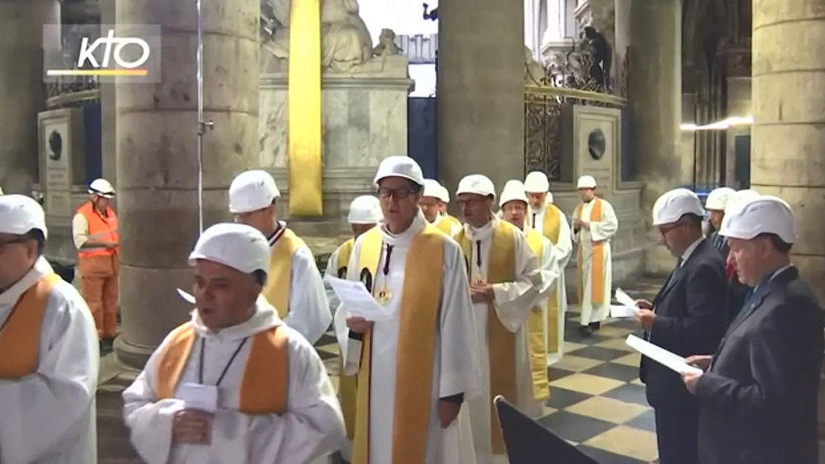https://lanetaneta.com/wp-content/uploads/2019/06/Feligreses-con-cascos-celebran-primera-misa-en-Notre-Dame.JPG