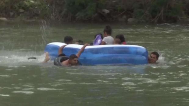 Desafían el río Bravo ante la Patrulla Fronteriza