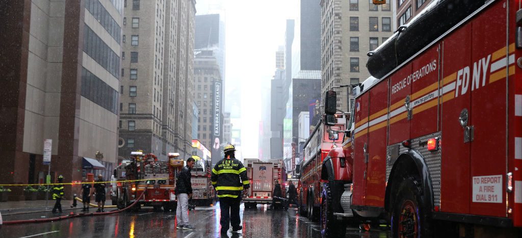 Helicóptero se estrella contra rascacielos en Nueva York; murió el piloto