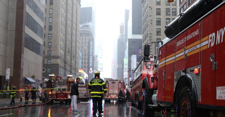 Helicóptero se estrella contra rascacielos en Nueva York; murió el piloto