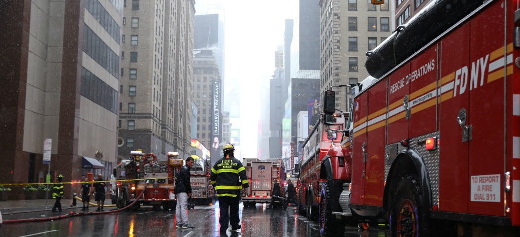 Helicóptero se estrella contra rascacielos en Nueva York; murió el piloto