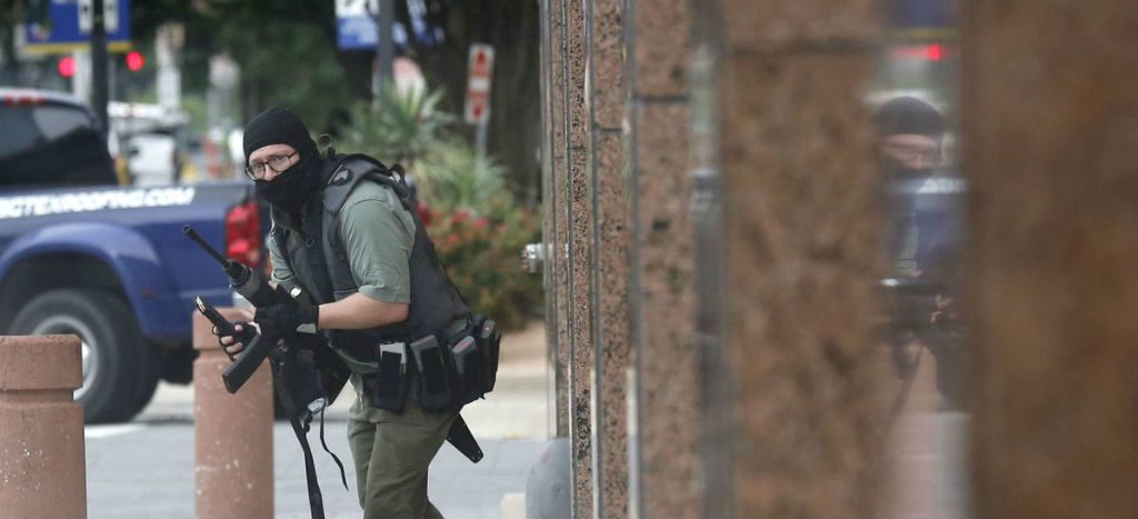 Hombre armado abre fuego frente a la Corte federal de Dallas