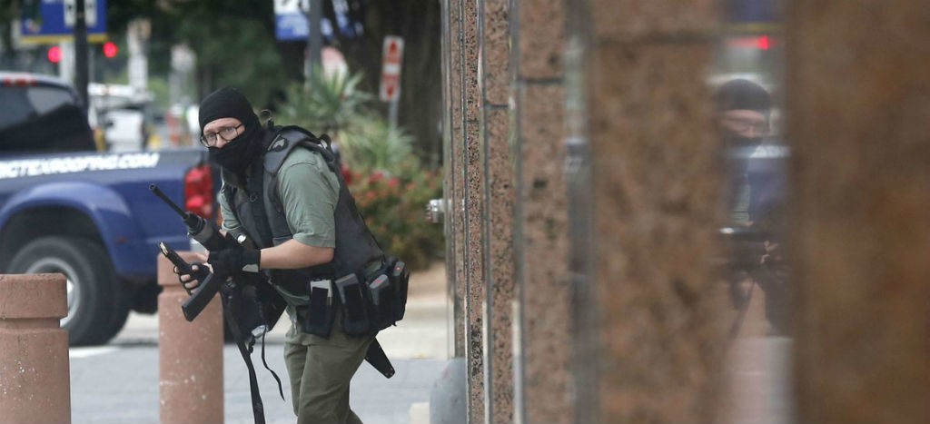 Hombre armado abre fuego frente a la Corte federal de Dallas