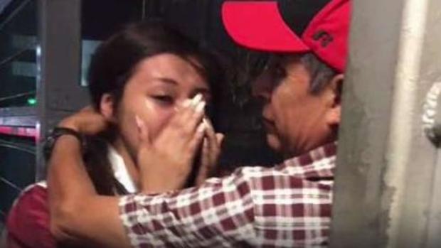 El desgarrador abrazo en el muro fronterizo