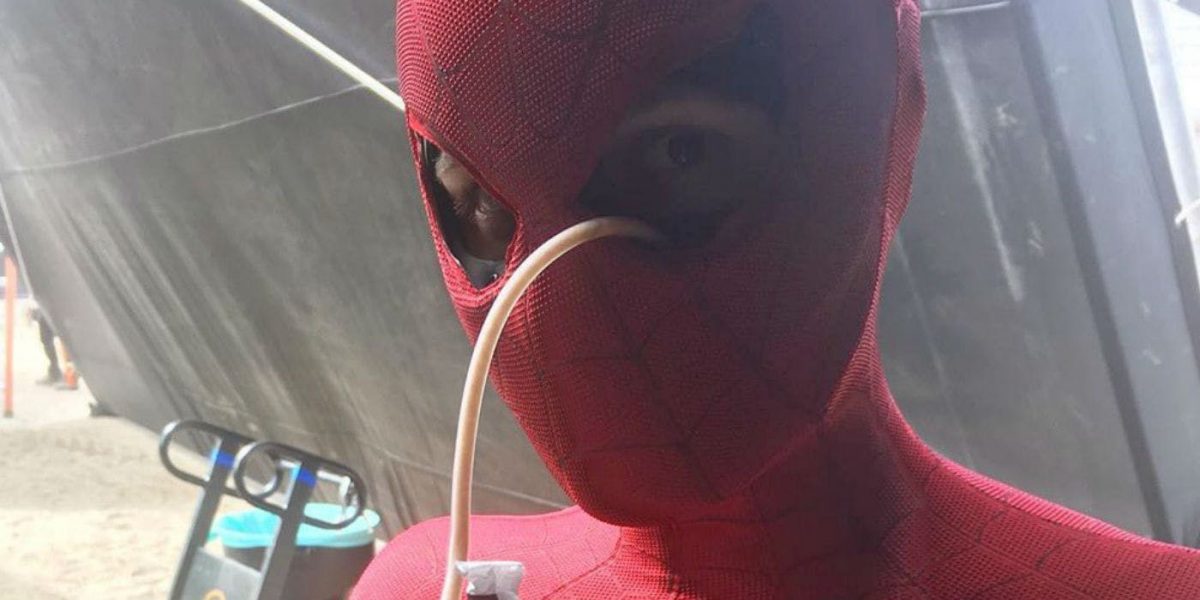 La imagen de Lejos de casa revela cómo Tom Holland bebe en su traje de araña  – La Neta Neta