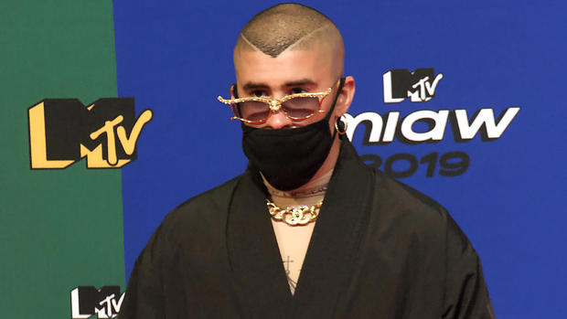 ¿Qué escondía? Bad Bunny acude a evento con el rostro cubierto