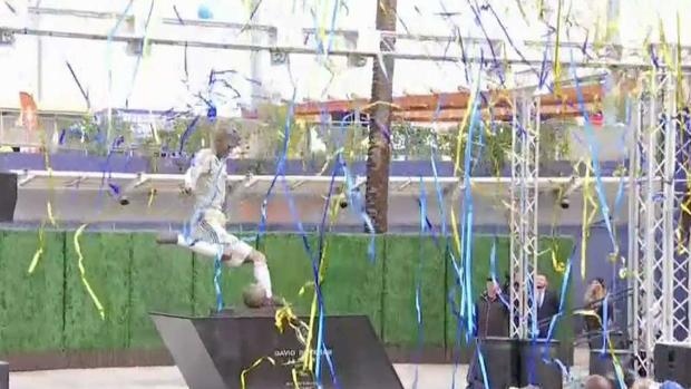 Develan estatua de David Beckham