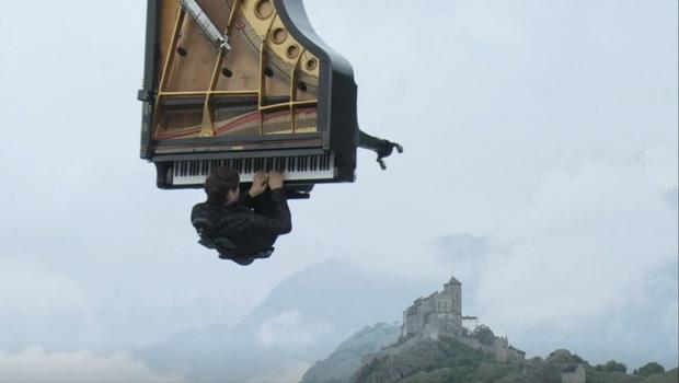 [TLMD - NATL] Concierto en las alturas: toca piano colgado de una grúa