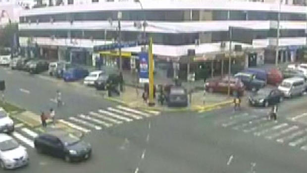 Dramático video: sin control, arrolla a cinco niños y una madre