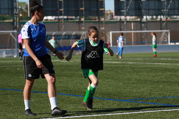 'Lo importante para que todo salga bien es que las niñas estén ilusionadas, que los entrenadores mostremos lo que hemos trabajado durante años, y que esto se vea reflejado en sus ganas', destaca María Bernal, jugadora del Real Betis Féminas y preparadora de las alevines