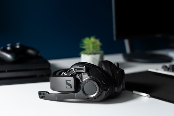 Sennheiser presenta su primer auricular inalámbrico para juegos, el GSP 670.