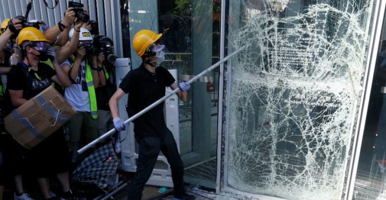Manifestantes chocan con la policía al intentar ingresar al Parlamento de Hong Kong | Video